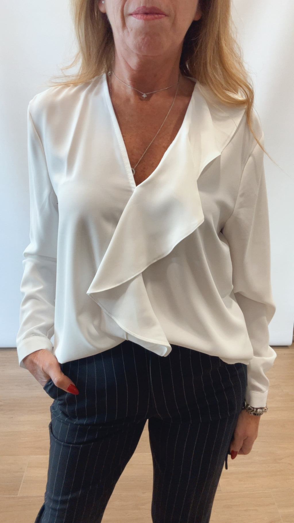 Blusa Donna con Volant e Spacco - Vestibilità Comoda Elegante