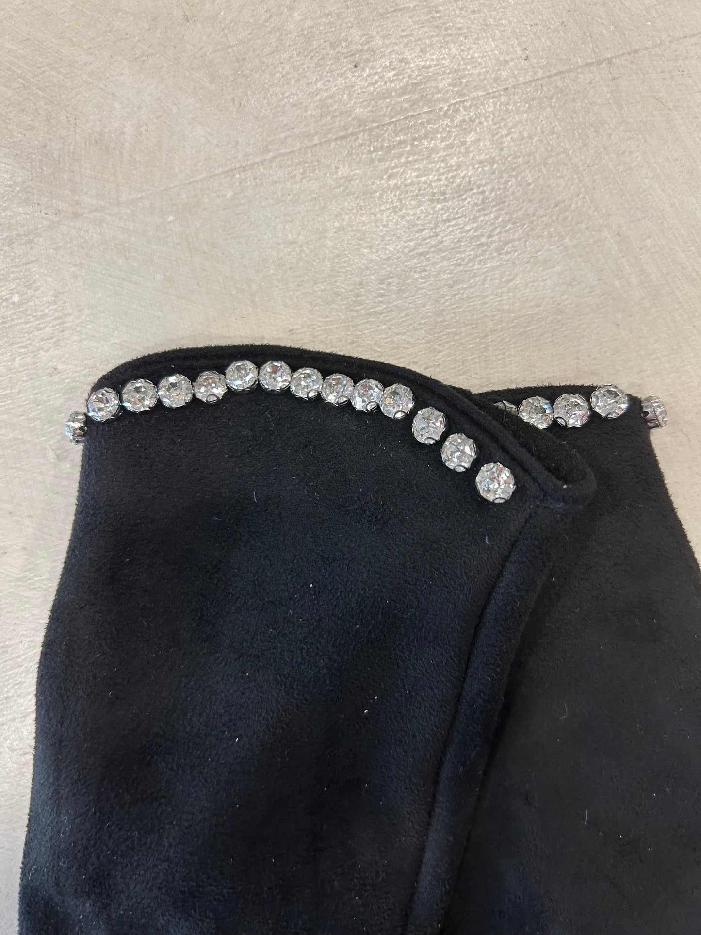 Guanti zirconi sul bordo