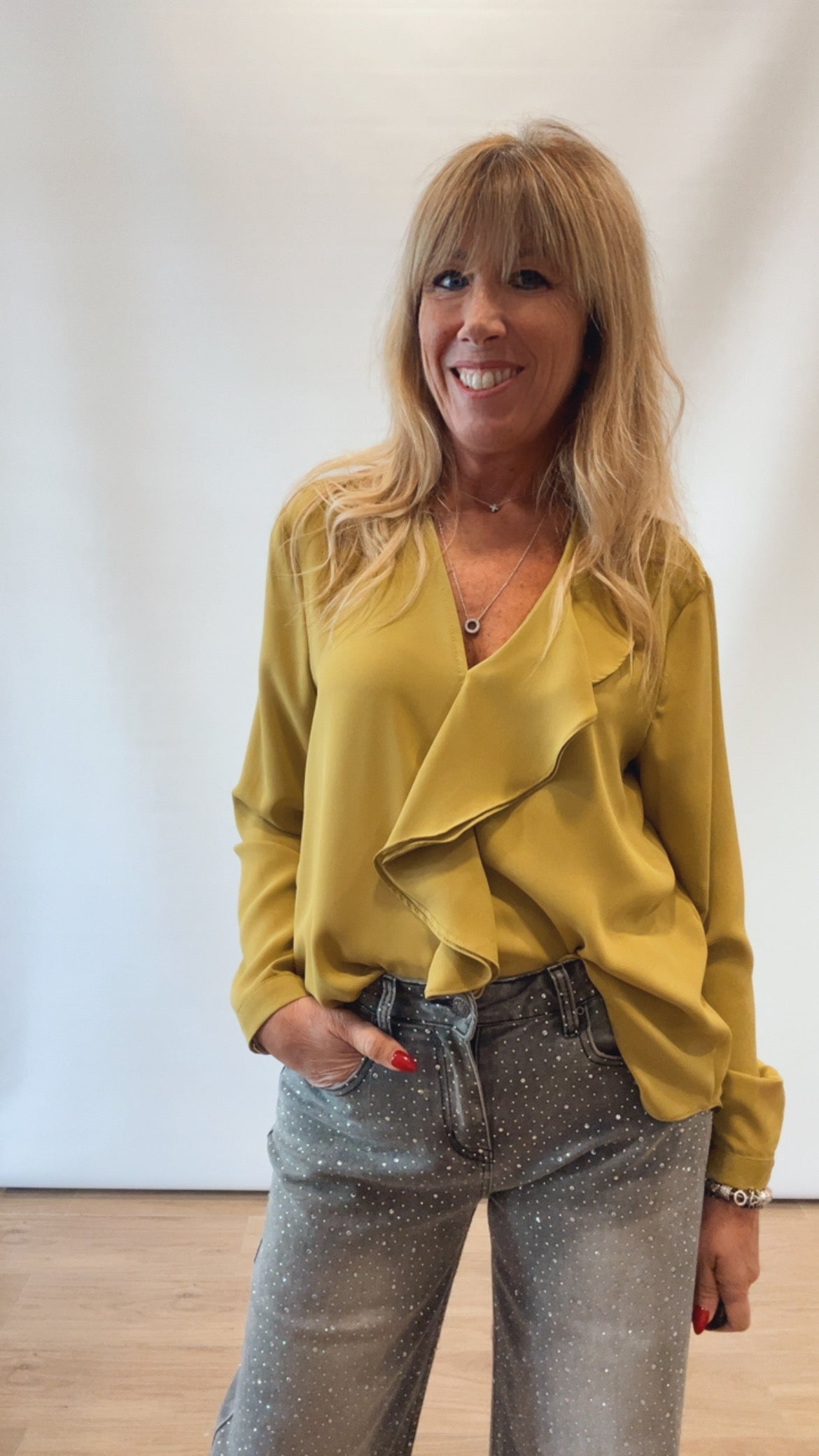 Blusa Donna con Volant e Spacco - Vestibilità Comoda Elegante