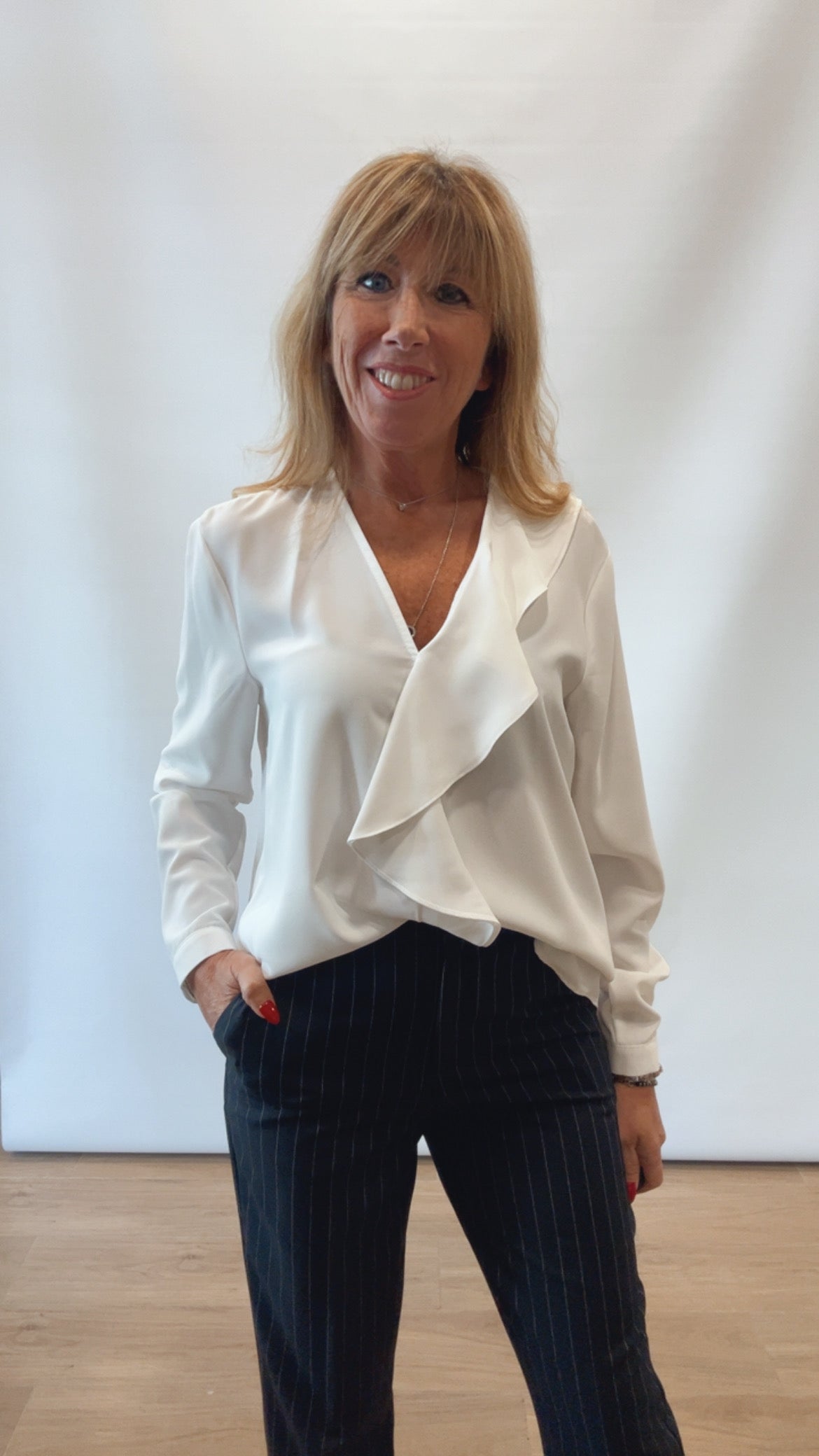 Blusa Donna con Volant e Spacco - Vestibilità Comoda Elegante