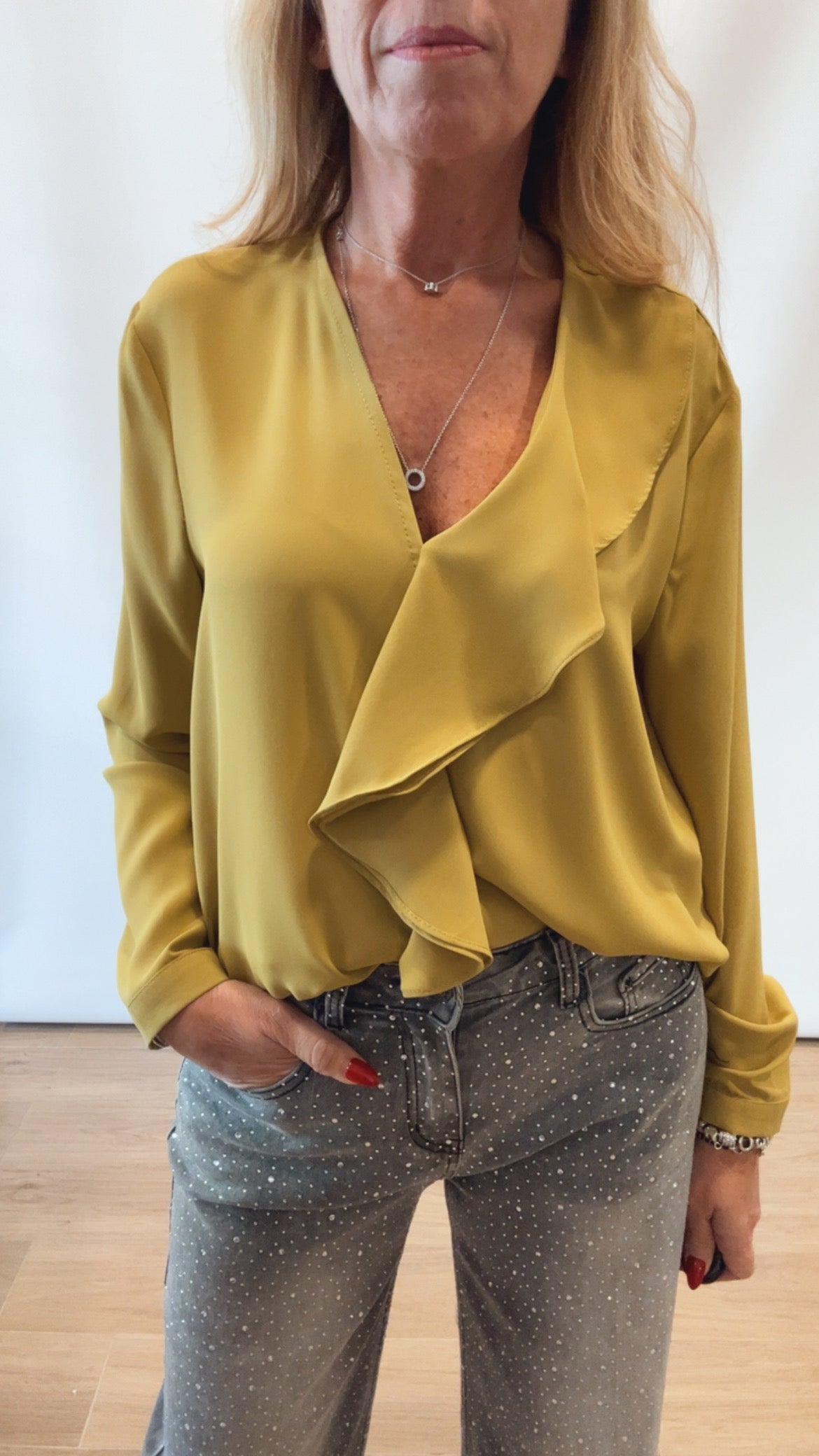Blusa Donna con Volant e Spacco - Vestibilità Comoda Elegante